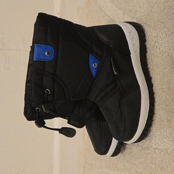 Boys snow boots size 10 toddler - Picture 1 of 6